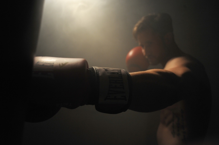 Sportler beim Boxtraining am Sandsack